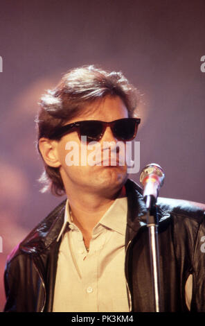 Falco, österreichischer Popsänger, bei einem Fernsehauftritt, Deutschland 1985. Austrian pop singer Falco performing in German TV, Germany 1985. | usage worldwide Stock Photo