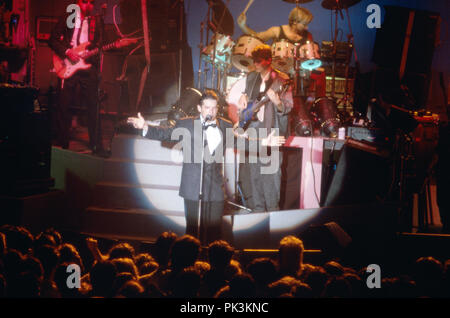 Falco, österreichischer Popsänger bei einem Auftritt, Deutschland 1986. Austrian pop singer Falco performing live on stage, Germany 1986. | usage worldwide Stock Photo