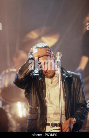 Falco, österreichischer Popsänger, bei einem Fernsehauftritt, Deutschland 1985. Austrian pop singer Falco performing in German TV, Germany 1985. | usage worldwide Stock Photo