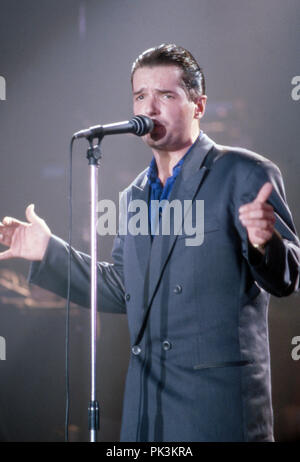 Falco, österreichischer Popsänger bei einem Auftritt, Deutschland 1986. Austrian pop singer Falco performing live on stage, Germany 1986. | usage worldwide Stock Photo