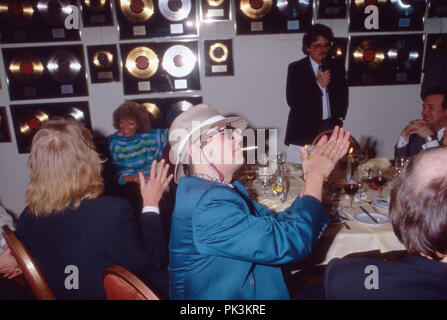 Falco, österreichischer Popsänger bekommt für sein Album 'Falco 3' eine Goldene Schallplatte verliehen in Amsterdam, Niederlande 1986. Austrian pop singer Falco's third album 'Falco 3' goes gold at Amsterdam, The Netherlands 1986. | usage worldwide Stock Photo