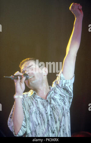 Falco, österreichischer Popsänger bei einem Auftritt, Deutschland 1986. Austrian pop singer Falco performing live on stage, Germany 1986. | usage worldwide Stock Photo