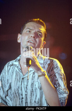 Falco, österreichischer Popsänger bei einem Auftritt, Deutschland 1986. Austrian pop singer Falco performing live on stage, Germany 1986. | usage worldwide Stock Photo