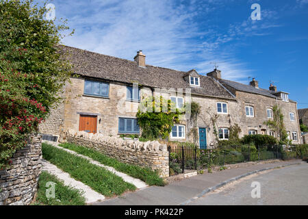 Row of cottages in the cotswold village of Maugersbury, Cotswolds, Gloucestershire, England Stock Photo