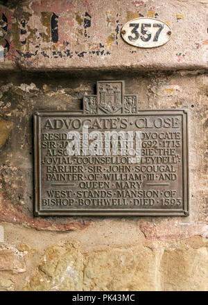 Information sign in entrance of Advocate's Close, Royal Mile, Edinburgh, Scotland, UK Stock Photo