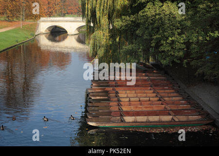 Punts moored on the Cam at Garret Hostel Lane, Cambridge, England, UK Stock Photo