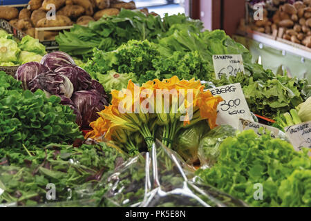 Mercato della frutta della verdura e del pesce Ventimiglia 11 Stock Photo