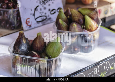 Mercato della frutta della verdura e del pesce Ventimiglia fichi Stock Photo