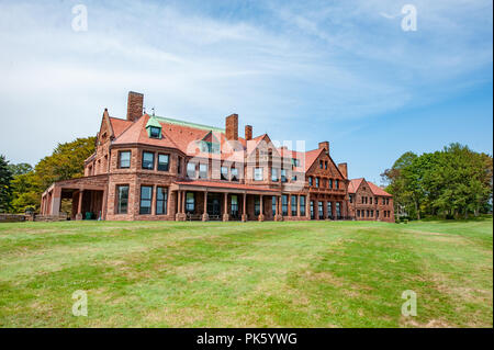 Rough Point Mansion Newport Rhode Island - Doris Duke cliffside mansion as seen from Cliff Walk Stock Photo