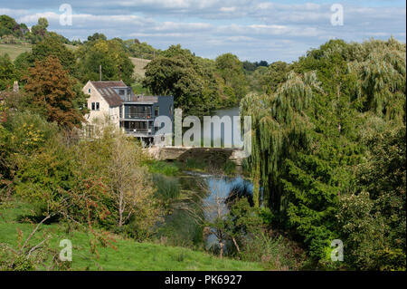 A view of The Avon valley from Avoncliff Viaduct near Bradford on Avon, Wiltshire, UK looking at Weavers Mill and Avoncliff Weir. Stock Photo