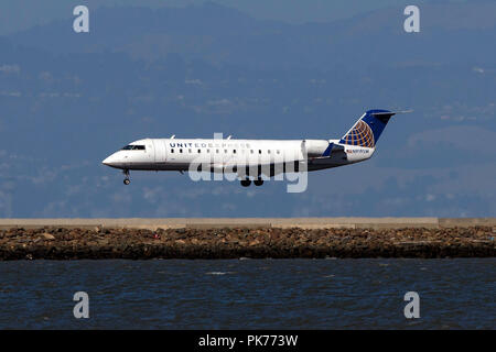 Bombardier CRJ-200ER (N919SW) operated by SkyWest Airlines for United Express landing at San Francisco International Airport (KSFO), San Francisco, California, United States of America Stock Photo