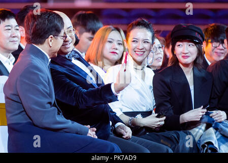 Zhang Ziyi & Jackie Chan attend the 'Rush Hour 2' Premiere in Hollywood.  Picture: UK Press Stock Photo - Alamy