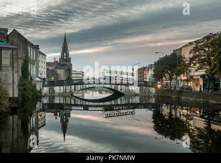 Cork, Ireland. 12th September 2018. An early morning bus crosses Parliament Bridge to begin it daily service in Cork City. Credit: David Creedon/Alamy Live News Stock Photo