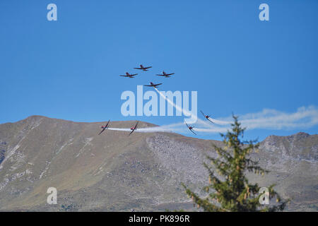 Lenzerheide, Switzerland. 8th September 2018. The Swiss Air Force PC-7 team performs a formation aerobatics showcase during the UCI 2018 Mountain Bike Stock Photo