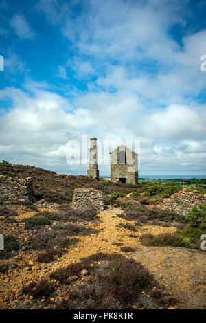 A pump house and chimney at the abandoned Parys Mountain Copper Mine near Amlwch, Anglesey, Wales Stock Photo