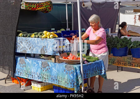 Produce vendor at the Downtown Farmers Market, Queen Elizabeth Theatre Plaza, Vancouver, BC, Canada Stock Photo