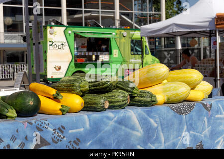 Squash and zucchinis for sale at the Downtown Farmers Market, Queen Elizabeth Theatre Plaza, Vancouver, BC, Canada Stock Photo