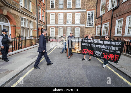 Jacob Rees-Mogg and his family are confronted by anti-capitalist protesters from Class War activist group outside his Westminster home. London, UK. Stock Photo