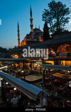 Night view of Sultan Ahmed Mosque or Blue Mosque, Sultanahmet, Istanbul ...