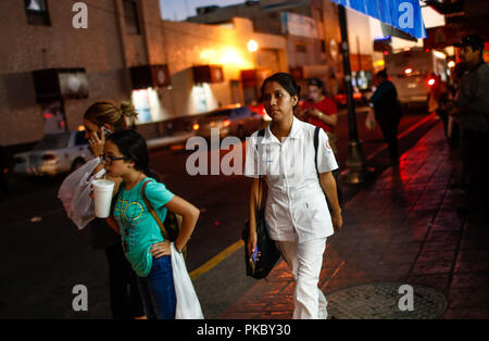 people wait for urban transport. personas esperan al trasporte urbano. nurse, nursing student enfermera, estuduente de enfermeria.  Vida cotidiana en  Stock Photo