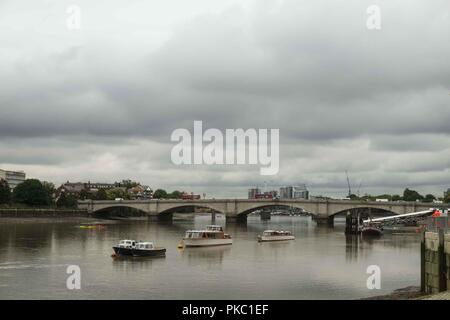 London 12th September 2018. Dull and over cast morning at Putney Bridge, South- West London. Credit : Claire Doherty/Alamy Live News Stock Photo