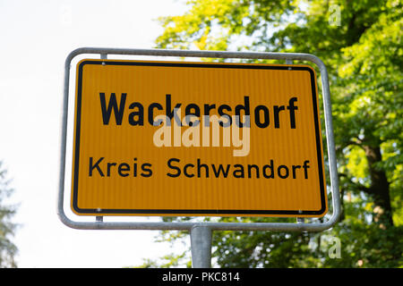 06 September 2018, Lower Saxony, Schwandorf: 06.09.2018, Bavaria, Wackersdorf: The inscription 'Wackersdorf Kreis Schwandorf' is on a place-name sign at the entrance to the village. Photo: Timm Schamberger/dpa Stock Photo