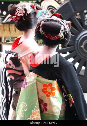 Japanese geishas in Gion, Kyoto Stock Photo