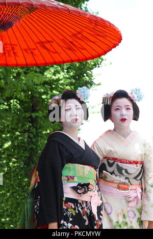 Japanese geishas in Gion, Kyoto Stock Photo