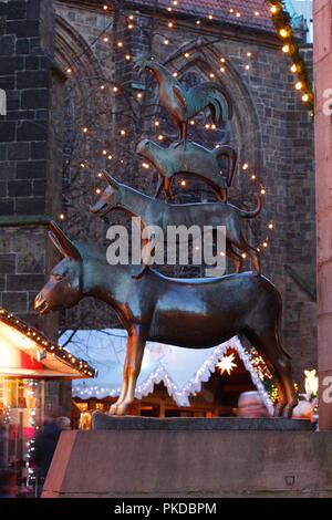 The Bremen Town Musicians and Christmas fair with dusk, Bremen, Germany, Europe  I Die Bremer Stadtmusikanten und Weihnachtsmarkt  bei Abenddämmerung, Stock Photo