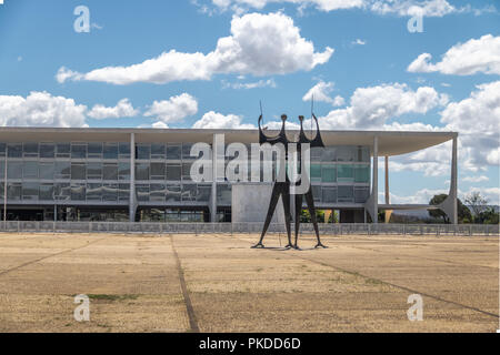 Candangos or Warriors Sculpture at Three Powers  Plaza with Planalto Palace on background - Brasilia, Distrito Federal, Brazil Stock Photo
