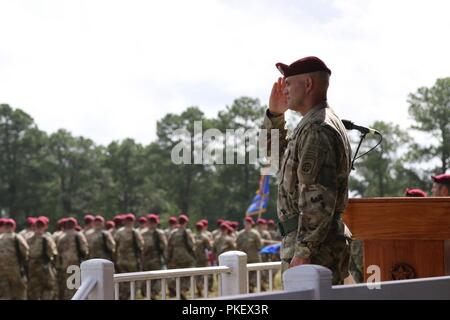 U.S. Army Maj. Gen. James Mingus, the 82nd Airborne Division incoming commanding general, salutes marching paratroopers during a change of command ceremony at Pike Field on Fort Bragg, North Carolina, Aug. 2, 2018. Mingus comes to the division from the Mission Command Center of Excellence at Fort Leavenworth, Kansas. Stock Photo
