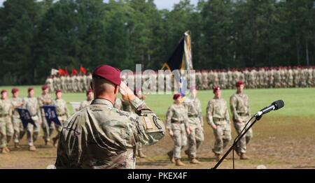 U.S. Army Maj. Gen. James Mingus, the 82nd Airborne Division incoming commanding general, salutes marching paratroopers during a change of command ceremony at Pike Field on Fort Bragg, North Carolina, Aug. 2, 2018. Mingus comes to the division from the Mission Command Center of Excellence at Fort Leavenworth, Kansas. Stock Photo