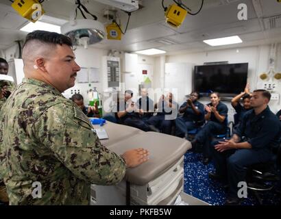 CARIBBEAN SEA (August 5, 2018) Hospital Corpsman 3rd Class Christian Winey, from Ludington, Mich., briefs Sailors aboard the Whidbey Island-Class Dock Landing Ship USS Gunston Hall (LSD 44) during Southern Partnership Station 2018. Southern Partnership Station is a U.S. Southern Command-sponsored and U.S. Naval Forces Southern Command/U.S. 4th Fleet-conducted annual deployment focused on subject matter expert exchanges and building partner capacity in a variety of disciplines including medicine, construction and dive operations in the Caribbean, Central and South America. Stock Photo