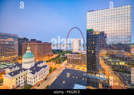 St. Louis, Missouri, USA downtown cityscape with the arch and courthouse at dusk. Stock Photo