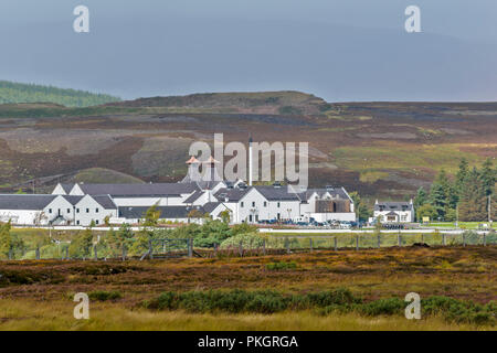 DALWHINNIE WHISKY DISTILLERY SCOTLAND IN SUNSHINE WITH HEATHER AND AUTUMNAL GRASSES Stock Photo