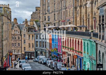 EDINBURGH SCOTLAND VICTORIA TERRACE ABOVE AND THE COLOURED SHOPS ALONG VICTORIA STREET BELOW Stock Photo