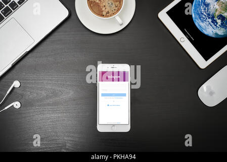 Orlando, FL/USA-12/6/19: An Apple store display of AirPods and Beats  wireless headphones Stock Photo - Alamy