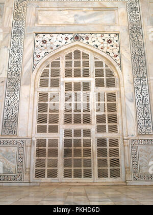 LATTICE WINDOW, AT THE TAJ MAHAL,THE TAJ MAHAL, AGRA, INDIA, ASIA Stock Photo