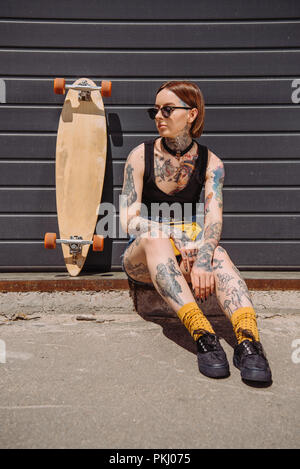skateboard tattoo | Tatuagem skate, Tatuagem cocar, Tattoo de skate