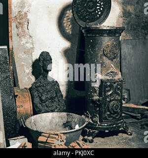 Objektkunst des Schweizer Bildhauers Alberto Giacometti in seinem Atelier in Paris, Frankreich 1962. Objects by Swiss artist Alberto Giacometti at his studio in Paris, France 1962. Stock Photo