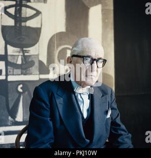 Der französische Architekt und Maler Le Corbusier in seinem Studio,  Frankreich 1960er Jahre. French architect and painter Le Corbusier at his  studio, France 1960s Stock Photo - Alamy