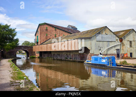 Warehouse and overhanging canopy at Market Drayton on the Shropshire Union canal Stock Photo