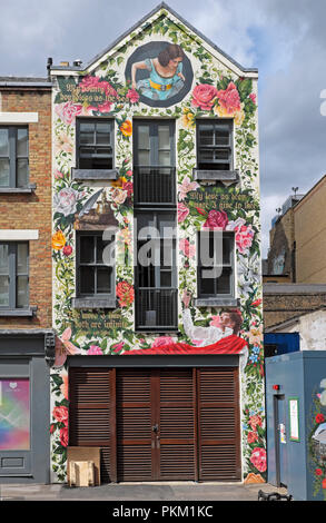 Wall mural painting depicting William Shakespeare play Romeo and Juliet in New Inn Broadway building in Hackney East London UK  KATHY DEWITT Stock Photo