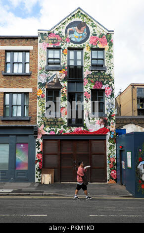 Wall mural painting depicting William Shakespeare play Romeo and Juliet in New Inn Broadway building in Hackney East London UK  KATHY DEWITT Stock Photo