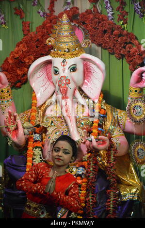 Howrah, Kolkata, India. 14th September, 2018. Young dancers praise to ...