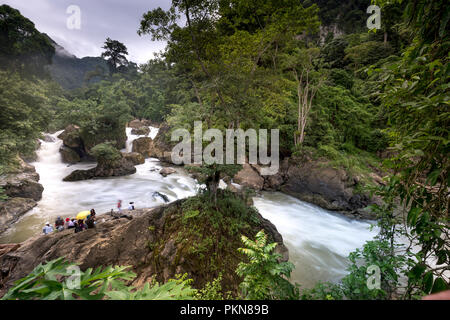 Tourists to admire the majestic beauty of Dau Dang waterfall in Bac Kan province, Vietnam Stock Photo