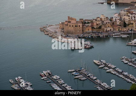 Yachten im Hafen von Castellammare del Golfo auf Sizilien am Abend Stock Photo