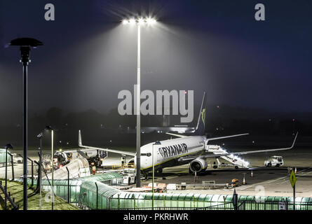 Cork, Ireland. 26th August, 2017. Ryanair Boeing 737 on stand being refuelled at Cork Airport for an early morning flight to London Stansted Stock Photo