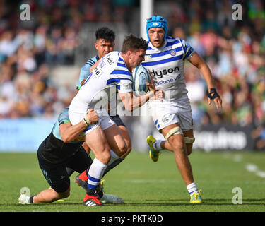 London, UK. 15th Sep 2018. Freddie Burns of Bath  is tackled during Gallagher Premiership match between Harlequins and Bath at Twickenham Stoop on Saturday, 15 September 2018. LONDON ENGLAND.  (Editorial use only, license required for commercial use. No use in betting, games or a single club/league/player publications.) Credit: Taka Wu/Alamy Live News Stock Photo