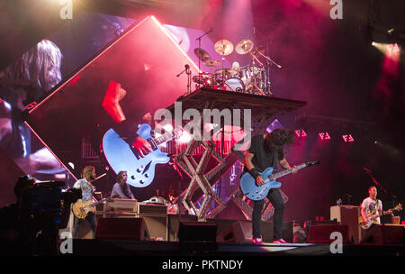 Del Mar, CA, USA. 14th Sep, 2018. Sept. 14, 2018 - Del Mar California, USA - Dave Grohl, front, and Taylor Hawkins, on the drums, of the rock band Foo Fighters perform during a concert at the KAABOO Del Mar music festival on Sept. 14, 2018. Credit: KC Alfred/ZUMA Wire/Alamy Live News Stock Photo